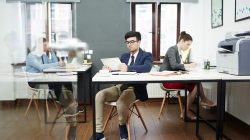 Bertahan atau Pergi? Seni Menjaga Kewarasan di Tengah Kepemimpinan Toksik dan Burnout