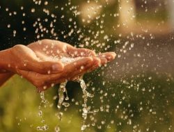 Hujan Penuh Rahmat, Inilah 3 Doa Yang Perlu Kamu Amalkan Ketika Hujan Deras 