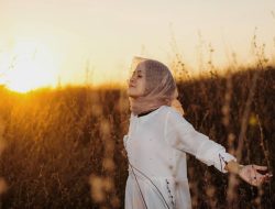 Bila Dalam Kesulitanmu Orang-Orang Meninggalkanmu, Bisa Jadi Karena Allah Yang Akan Mengurusmu