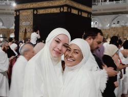 5 Potret Alyssa Daguise Umroh Bareng sang Mama sebelum Menikah