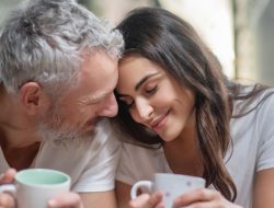 Mengapa Wanita Berkencan Dengan Pria yang Jauh Lebih Tua?