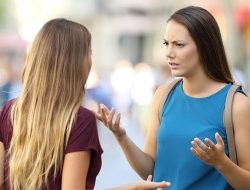 Sahabat Dekat Tiba-Tiba Menjauh? Begini 6 Cara Dewasa Menghadapinya