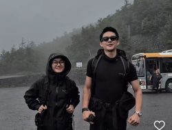Momen Romantis Rey Mbayang dan Dinda Hauw Rayakan Anniversary ke-5 dengan Mountain Date