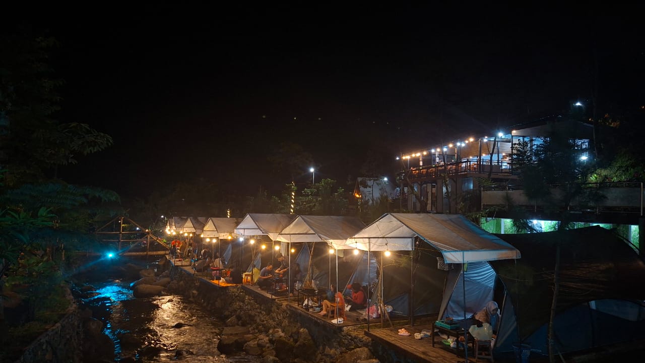 Pengalaman Healing Tanpa Bising di Lembah Daun Riverside Bogor Suasana Malam di Lembah Daun Riverside Bogor