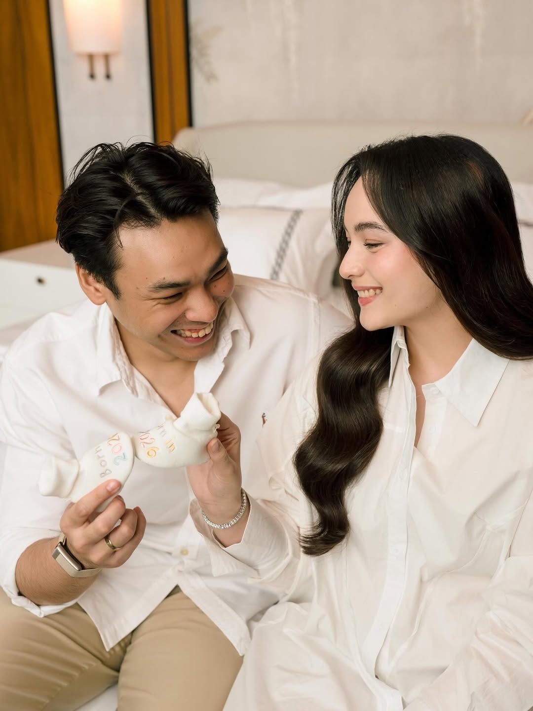 Potret Maternity Shoot Chelsea Islan dan Rob Clinton, Bahagia Umumkan Kehamilan Pertama 1922745630
