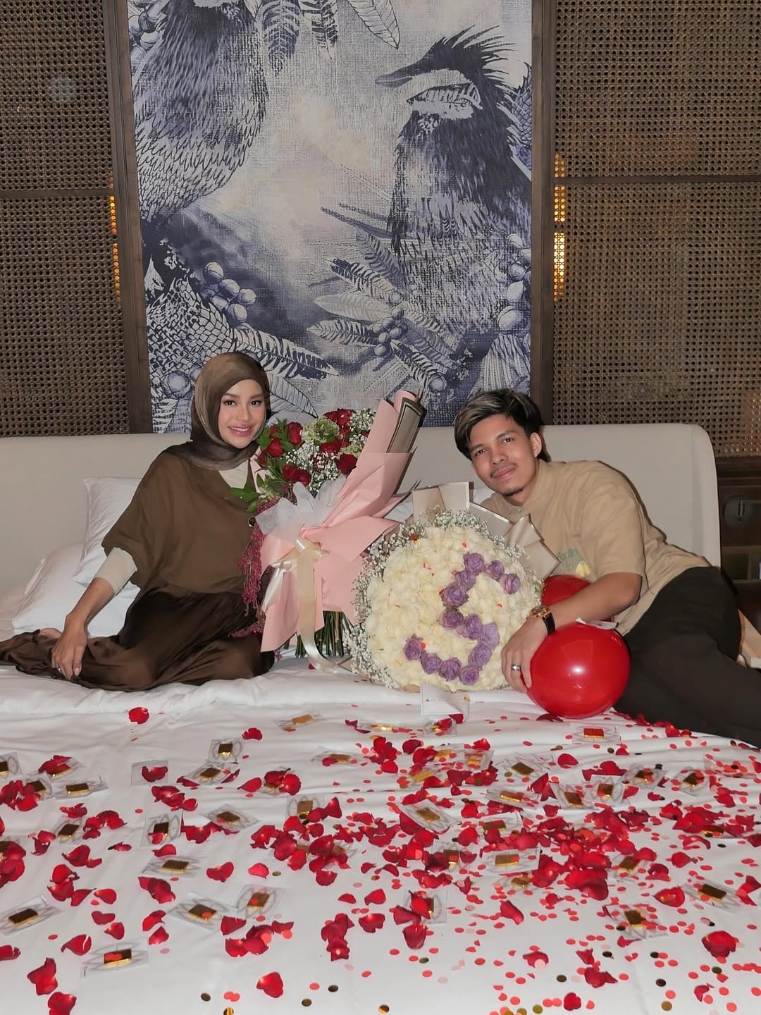 Atta Halilintar Bikin Aurel Hermansyah Terharu! Anniversary ke-5 Dirayakan Super Romantis dengan Hadiah Fantastis 1806419216